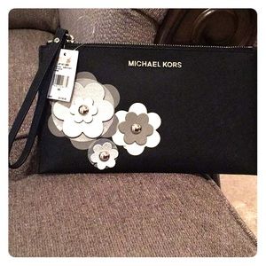 🌻 Michael Kors - Large Leather Zip Clutch
